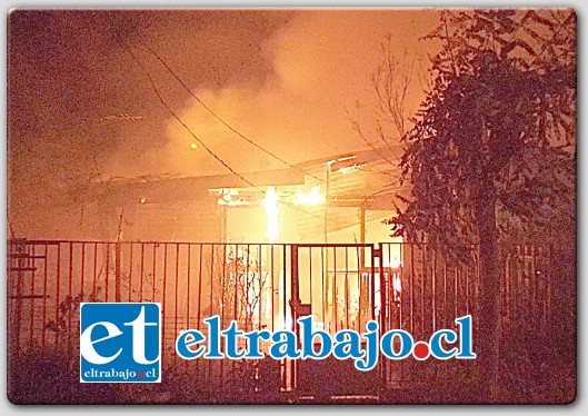 Dos casas completamente destruidas y otras dos con daños fue el saldo de un voraz incendio declarado en horas de la madrugada de este martes en la población Alonso de Ercilla.