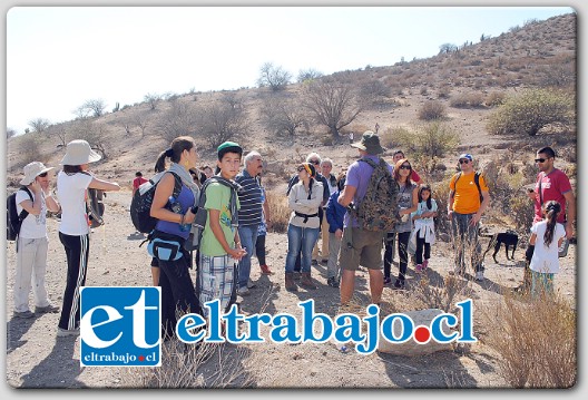 SUBIENDO.- En el recorrido también participó el Alcalde Patricio Freire, quien conversó y compartió con los vecinos que se sumaron al ascenso al cerro.