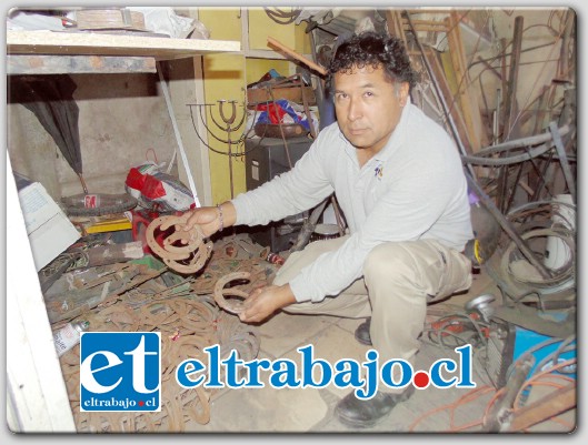 MATERIA PRIMA.- Humberto Tapia muestra a Diario El Trabajo cientos de herraduras viejas, con ellas él trabaja creando bellas artesanías en metal.