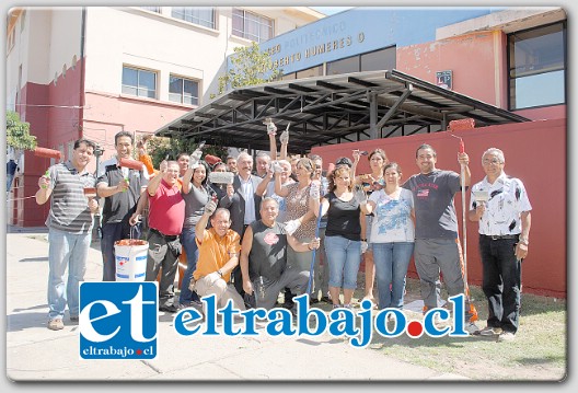 Ex-alumnos, profesores y directivos del Liceo Roberto Humeres, participaron el viernes recién pasado en la ‘minga’ de fachada, que tenía como objetivo renovar el establecimiento a la espera de la entrada de los alumnos este miércoles 5 de marzo.