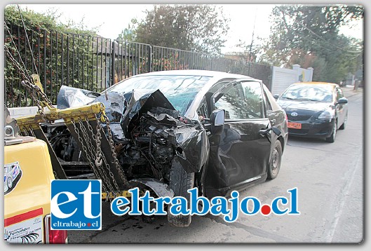 ALTO IMPACTO.- El vehículo Nissan Tiida quedó con su parte delantera totalmente deformada por la fuerza del impacto. El chofer falleció en forma instantánea.