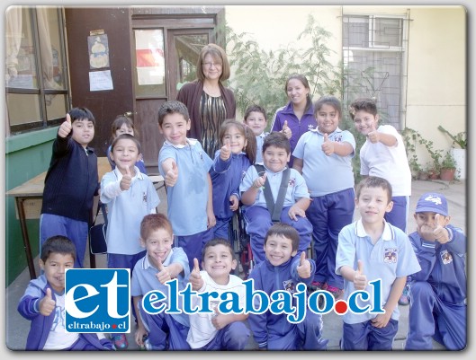 Alumnos del Buen Pastor junto a la Directora del establecimiento posan felices para Diario El Trabajo.