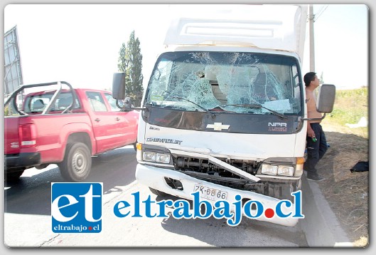 Así quedó el parabrisas del camión de transporte de carga media. El conductor y acompañante quedaron atrapados por las piernas sin heridas mayores.