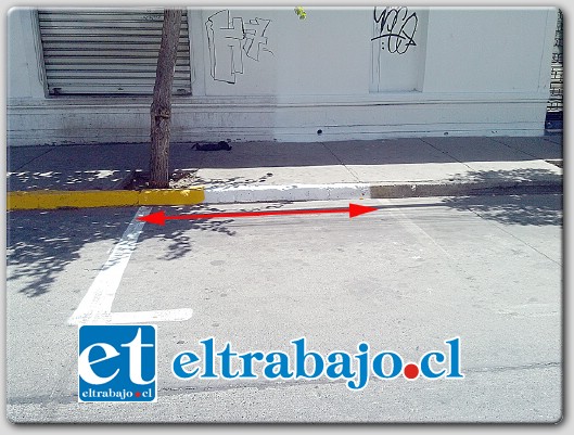 La flecha muestra exactamente el espacio ganado para el estacionamiento de vehículos, conseguido con el expediente de pintar de blanco la zona amarilla que demarca los 10 metros antes de la esquina donde no se puede estacionar. El tema preocupa al municipio que ya advirtió a la empresa para que corrigiera la diferencia.