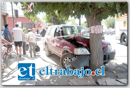 La conocida vecina de Curimón estaba muy choqueada tras el accidente. Su vehículo terminó con daños severos tras impactar un árbol a la orilla de la calzada.