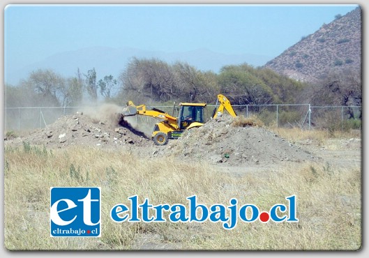 Esta semana en el complejo deportivo del Uní, comenzaron los trabajos de la construcción de una cancha de pasto sintético profesional.