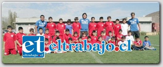 Niños de diferentes edades se integraron a la nueva Escuela Oficial de Fútbol de Unión San Felipe.