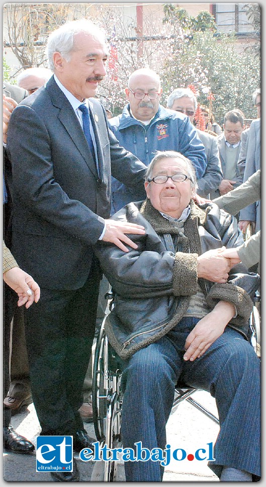 En la foto de archivo, el homenaje brindado a Juan Fuentes por el Alcalde Patricio Freire en el marco de la celebración de los 50 años de la Población Pedro Aguirre Cerda.