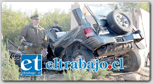 ASÍ MURIÓ.- El conductor quedó atrapado entre los fierros retorcidos del vehículo y fue rescatado por personal de bomberos, mientras que el acompañante falleció en forma prácticamente instantánea.