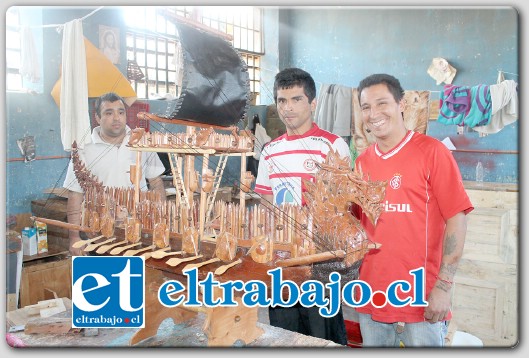 Los internos posan junto a su barco vikingo, trabajo que les demandó más de un mes de dedicación.