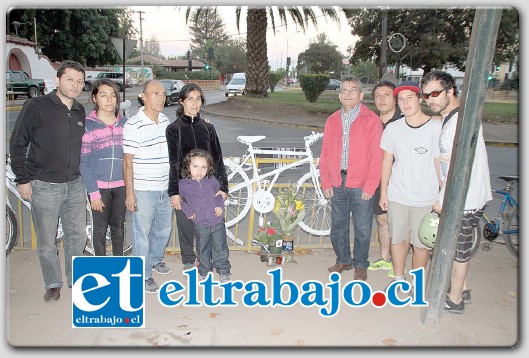 Familiares de María Ibacache González agradecieron el gesto del centenar de vecinos que colocaron este memorial y se comprometieron en mantener la costumbre de salir en bicicleta cada primer sábado del mes en memoria de los ciclistas muertos en las calles.