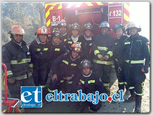 HÉROES.- En La foto, un puñado de esos héroes anónimos, los voluntarios de la 1ª Compañía de San Felipe que hacen un minuto de alto entre los trabajos de combate para posar para las cámaras de Diario El Trabajo.