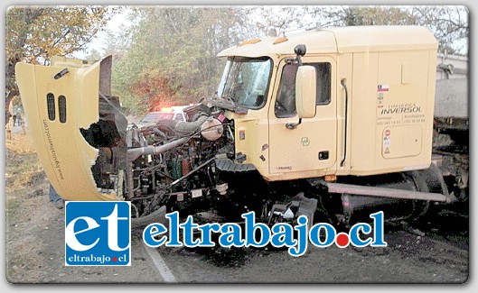 Dos personas heridas fue el saldo de una colisión frontal entre un camión y un automóvil ocurrida la mañana de este lunes en Calle Larga.