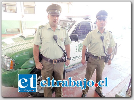 ¡JUSTO A TIEMPO!.- El Sargento 1º Daniel Riffo Rebolledo, acompañado del Cabo 1º Hernán Salinas Osorio.