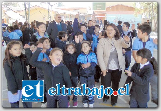 SIN PARAR.- Peques y grandes sudaron bastante durante la mañana de este lunes en el gimnasio de la Escuela 21 de Mayo de San Felipe.