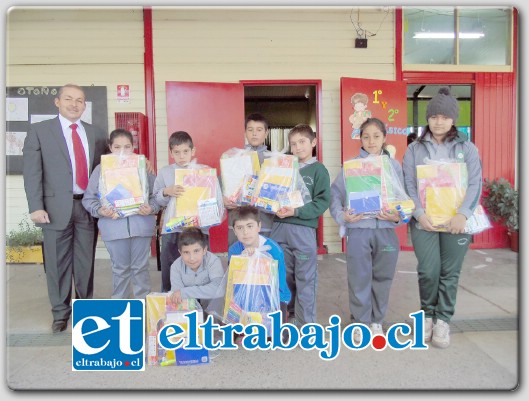 A ESTUDIAR.- Cada uno de los 51 estudiantes de esta escuelita ha recibido un paquete de útiles escolares como éste.