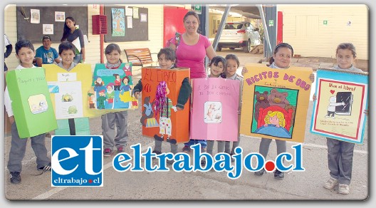 LIBROS REGALONES.- Estos pequeñitos desfilaron por las calles de Las Cabras con su traje de papel, alegraron el día de los vecinos y de su escuelita.