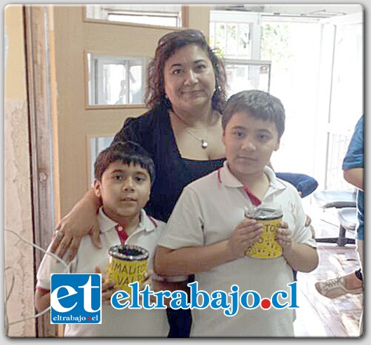 DE UNA EN UNA.- En San Felipe, estos voluntarios siguen solicitando moneditas para enviar todo lo que se pueda para nuestros hermanos en Valparaíso.