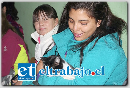 Pasadas las 08:30 horas de este sábado en dependencias del gimnasio municipal, los voluntarios de Conciencia Animal comenzaron la inscripción de las mascotas que fueron llevadas por sus dueños para recibir atención.