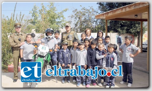 El Teniente Acevedo señaló haberse sentido emocionado, pues, es la primera vez que visita este colegio y dijo que la calidad y el cariño de los pequeños había sido muy agradable.