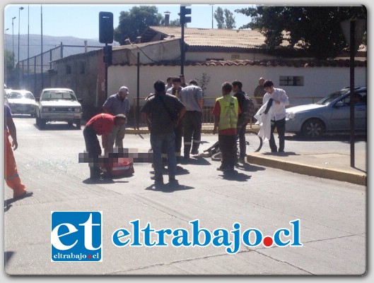 Diversas personas intentan auxiliar a la señora María Ibacache, quien resultó gravemente herida y falleció finalmente en el hospital.