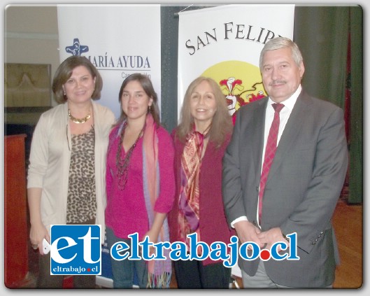 El Director de Educación Municipal, Iván Silva Padilla, junto a representantes de la fundación María Ayuda, entidad que realizó los talleres.