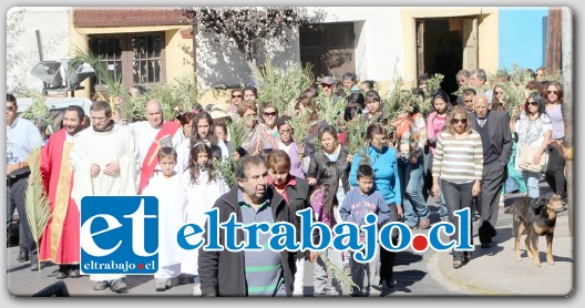 Los vecinos se trasladaron en procesión por las calles de la comuna hasta el templo de la Parroquia San Antonio.