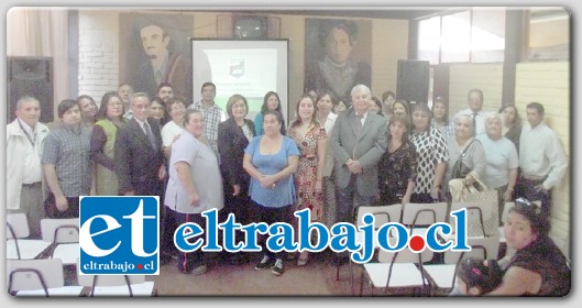 Comunidad educativa de la Escuela Almendral, dirigida por Wilta Berríos que entregó su cuenta de gestión.