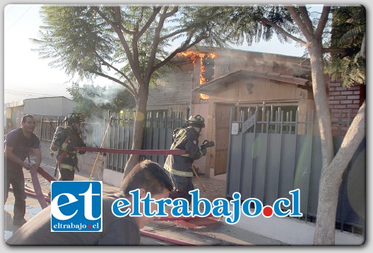 En cosa de minutos el fuego se propagó por ambas viviendas dejando cuantiosos daños.