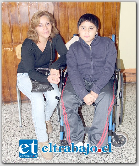 ALERTA.- Pamela Ávila tiene a su hijo Víctor, quien caminó sin problemas hasta los siete años. De pronto una distrofia muscular le arrebató la posibilidad de caminar.