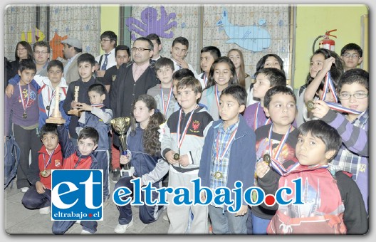 REYES DEL AJEDREZ.- Todos se lucieron en este colosal campeonato de ajedrez, organizadores, apoderados y jugadores posan para las cámaras de Diario El Trabajo.