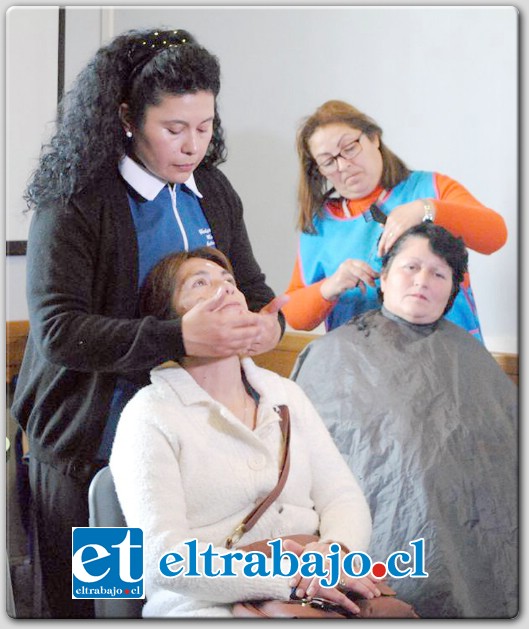 SIEMPRE BELLAS.- Durante ese día en el Cesfam se les dio a las mujeres sesiones de masaje, corte de pelo y limpieza facial.