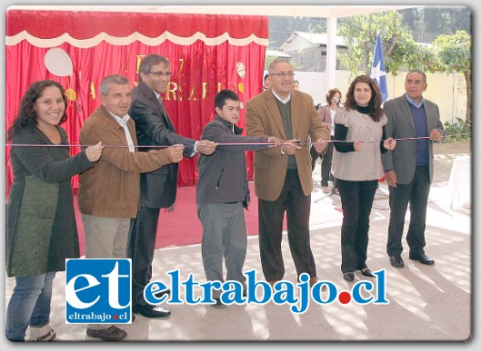 Apoderados junto a profesores procedieron al corte de cinta, que dio por inaugurado este hermoso patio techado que desde hoy en adelante protegerá a los niños de la lluvia en el invierno y del sol en el verano.