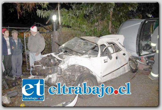 DESTRUIDO.- Fue tal la fuerza del impacto, que el vehículo Hyundai quedó literalmente destruido, mientras que la camioneta Nissan Terrano fue aprisionada contra un árbol y quedó descuadrada.