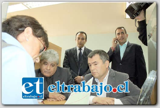 RESPALDO TOTAL.- A Salinas le acompañaban el Gobernador Eduardo León; el Presidente de la Cámara de Comercio de San Felipe, Omar Juri y Max Navas, Presidente de Acta San Felipe.