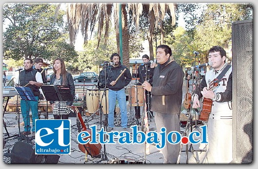 A eso de las 16:00 horas el Grupo Ensamble Latinoamericano hizo de las suyas en el centro de la plaza acompañados por un gran marco de público.