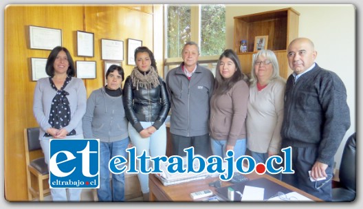 FAMILIARES ALEGRES.- La Profesora Luz Marina Pizarro, Ana Carvajal Arredondo (abuelita y apoderada de), Javiera Arancibia Saavedra, Carlos Dasso Dote, Gabriela Arancibia y sus padres, María Rodríguez y Reginaldo Arancibia.