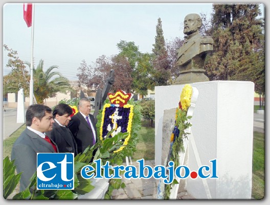 Las autoridades acudieron también a la Plaza de Centenario donde, donde colocaron ofrendas florales en el busto del Capitán Arturo Prat.