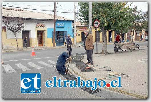 En estas labores, los funcionarios municipales sacaron una importante cantidad de basura, hojas y latas, les supervisa el propio Alcalde Reyes.