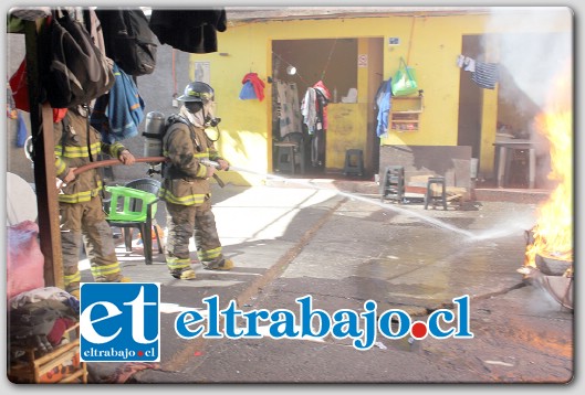 EL FUEGO.- Los Caballeros del Fuego también hicieron lo suyo para controlar el fuego al interior de la unidad penitenciaria.