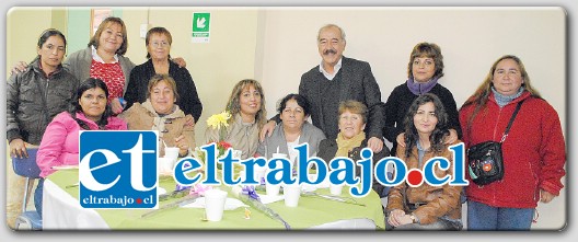 REGALONEADAS.- La actividad contó con la presencia del Alcalde Patricio Freire y comenzó con una once, iniciativa que permitió a las mujeres participantes compartir y disfrutar de un momento muy entretenido al ritmo de la música.