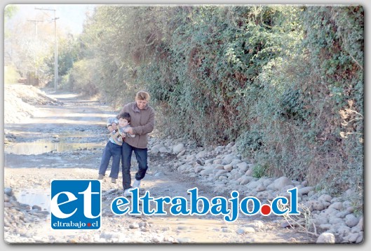 La municipalidad se comprometió a enviar maquinaria pesada para esparcir el material que hoy se encuentra en el Callejón Lo Aranda.