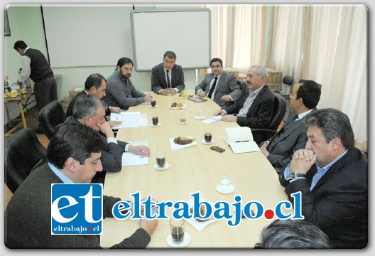 El Alcalde Patricio Freire junto al Gobernador Eduardo León y dirigentes del comercio de la comuna de San Felipe, se reunieron con Alejandro Chaparro, Coordinador Regional de Seguridad Pública.