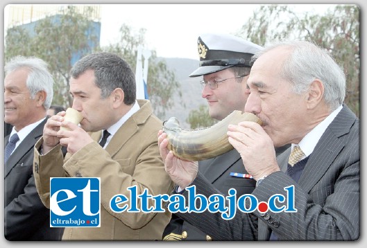 CACHO DE CHICHA.- El Alcalde Patricio Freire; el Gobernador Eduardo León y demás autoridades presentes, degustaron del tradicional cacho de chicha.