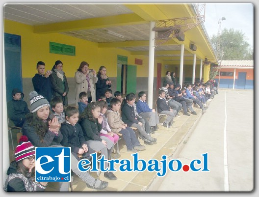 Durante la jornada, la cantante tuvo la posibilidad de compartir con los alumnos, mostrar su especialidad que es el canto.