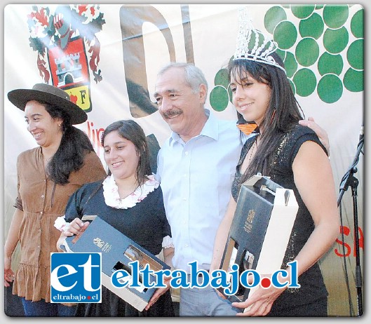 LA REINA.-Las candidatas buscaban llevarse la corona de Reina de la Fiesta de la Vendimia 2014, la que finalmente quedó en manos de Alejandra Gómez.