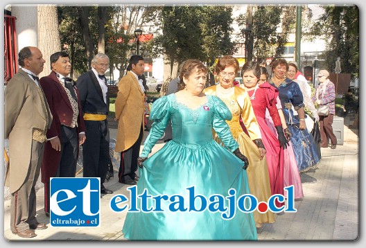 GUARDIANES DEL PASADO.- El Grupo de Bailes Tradiciones, también hizo de las suyas en la plaza de armas sanfelipeña, pues ellos interpretaron cuecas y muchos bailes antiguos.