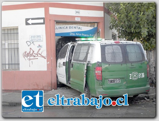 PASÓ DIRECTO.- Según testigos, el vehículo policial no habría respetado la señalización de Pare ubicada en Calle San Martín.