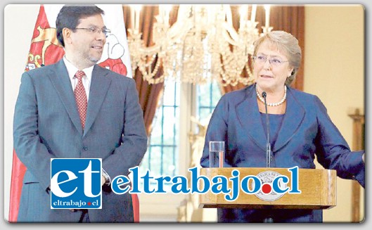 En la foto de archivo la Presidenta Michelle Bachelet junto a su ministro de Hacienda Alberto Arenas, dando a conocer la polémica Reforma Tributaria.