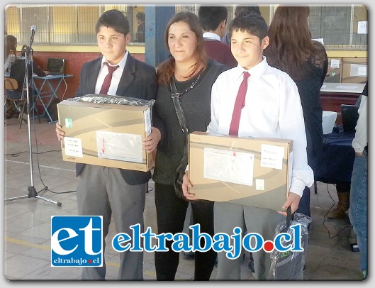 Los gemelos Maximiliano y Vicente López Faúndez, en la foto junto a su madre Carolina Faúndez, fueron dos de los beneficiados con el programa del Gobierno de Chile.